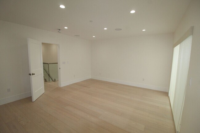 Building Photo - Oxnard Shores: Huge Rooftop Deck w/Ocean Views!