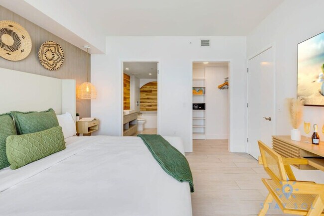 Building Photo - 4010 S Ocean Dr
