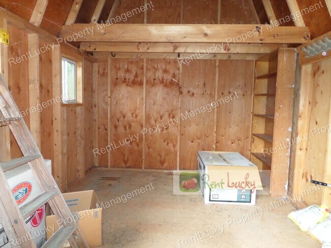 Building Photo - Wonderful & Updated 3-Bedroom Home w/Custom Chicken Coop in Redmond FOR RENT!!