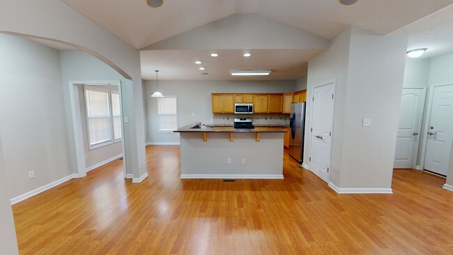 Building Photo - 3 Bedroom Open Floor-Plan Home with Finish...