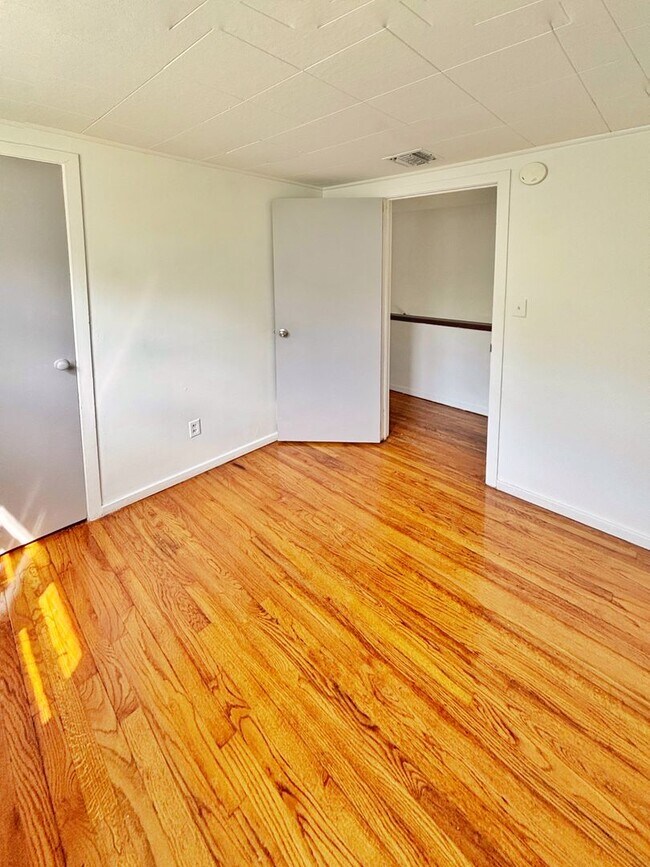 Building Photo - Charming 3-Bedroom Home in Quiet Cul-de-Sa...