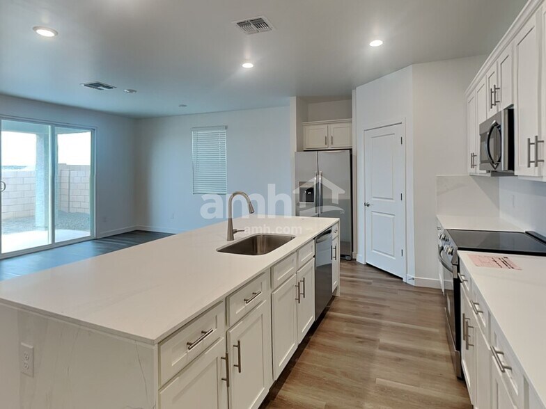 Building Photo - 9568 E Friedel Dr