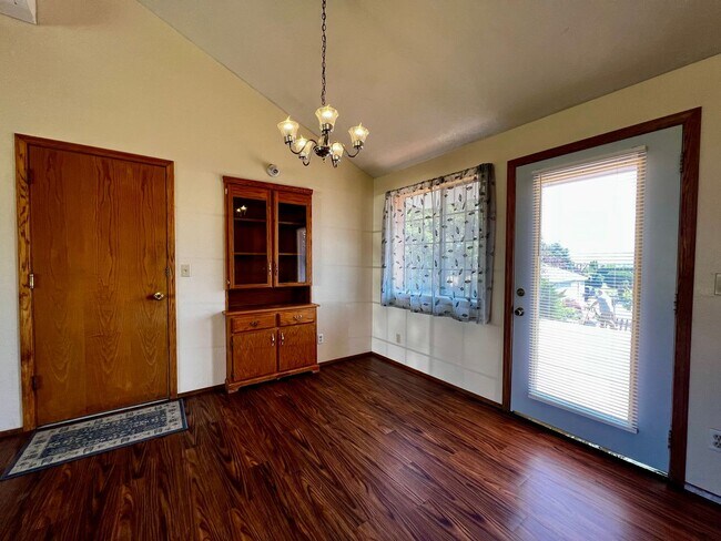 Building Photo - Move in special - $150 off first month's rent!