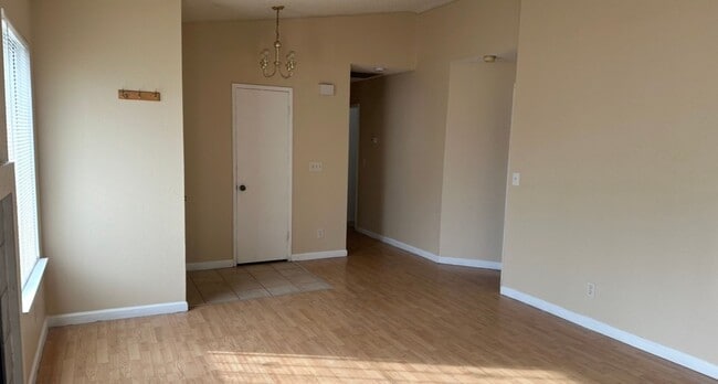 Building Photo - 2 BETHROOMS 2 BATHROOMS  2 CAR GARAGE HOUSE AVAILABLE FOR RENT