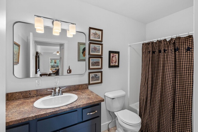 Building Photo - 501 E Geyser St