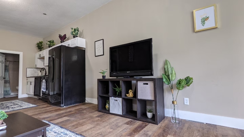 Building Photo - 902-904 W Locust St