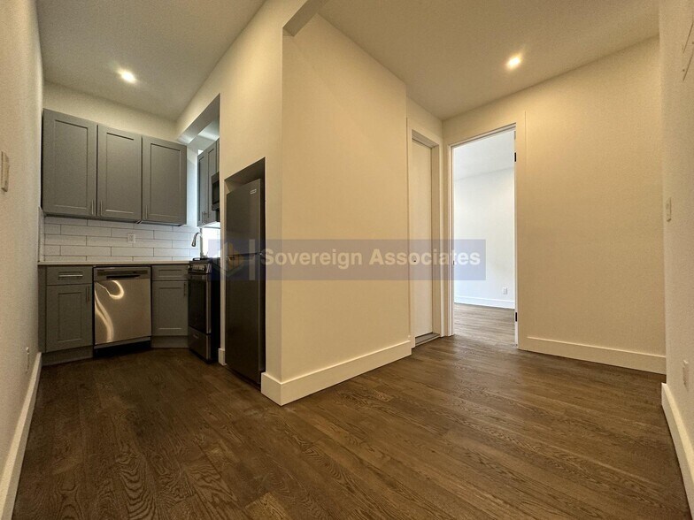 Building Photo - 45 Tiemann Pl