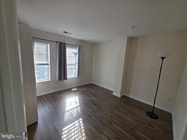 Building Photo - 1055 Gardenview Loop