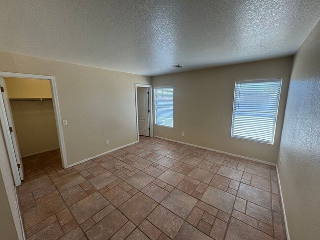 Building Photo - 3 Bedroom - 2 Bath - 1300 Sq. Ft. Home - Tucson