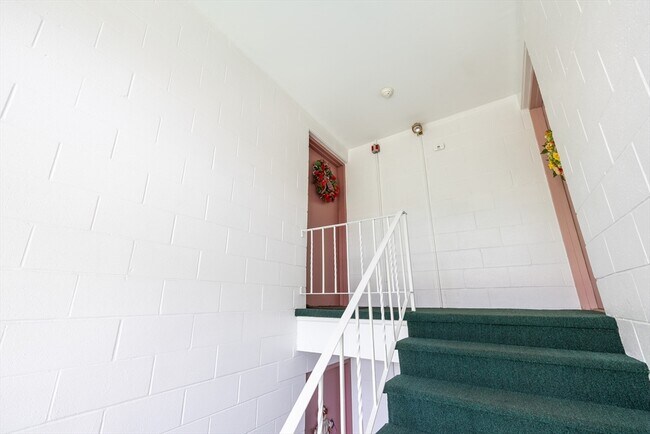 Building Photo - 2 Colonial Dr