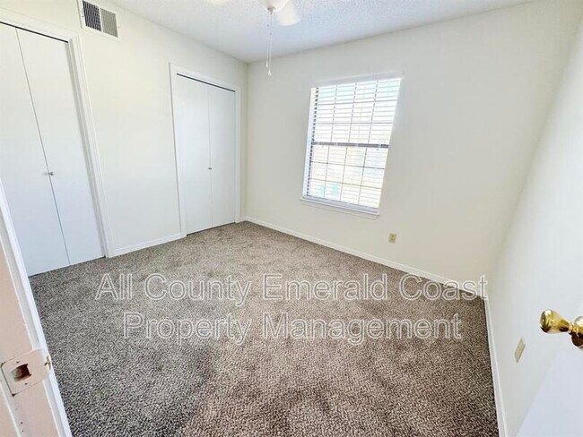 Building Photo - 875 Fairview Dr