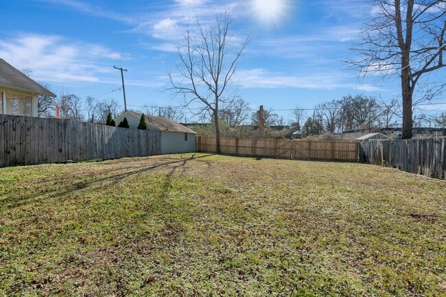 Building Photo - Charming Bungalow with 1 Bedroom Plus Office, Fenced Yard and Pet Friendly in East Nashville