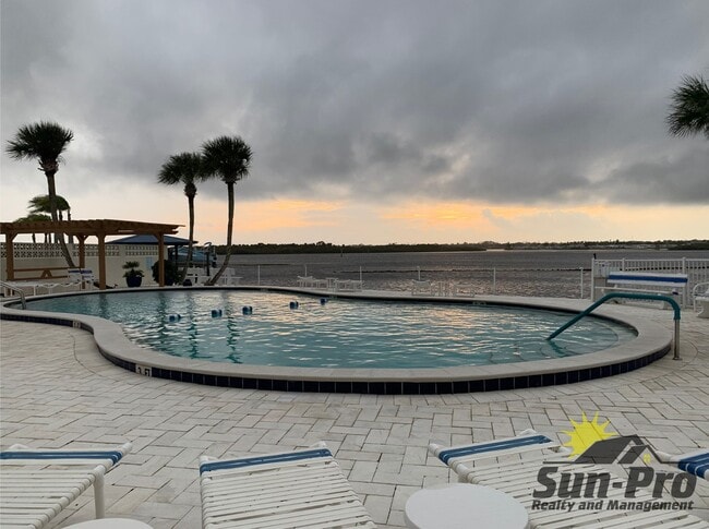 Building Photo - 3606 S Peninsula Dr