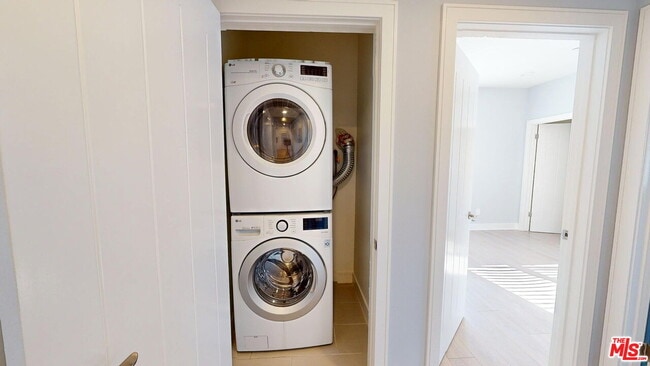 Building Photo - 146 1/2 Rosemont Ave