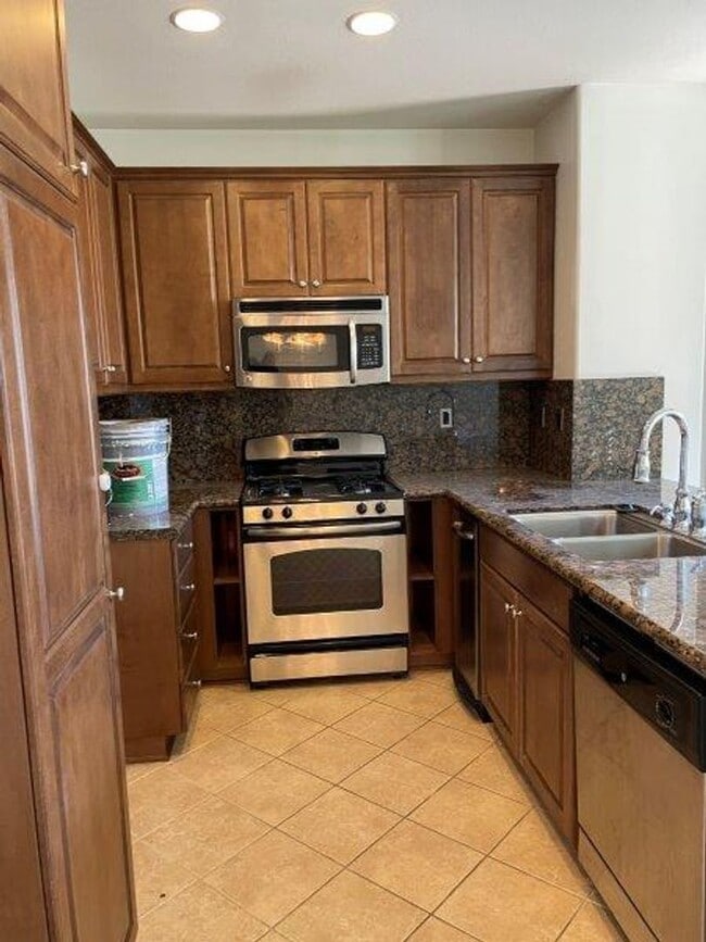 Building Photo - Luxurious 2 bed/ 2 bath townhouse in guard...
