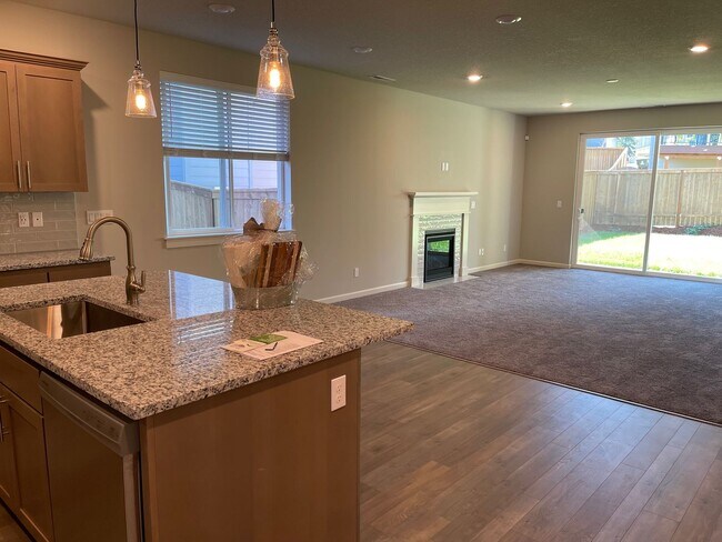 Building Photo - 2091 Legacy Hts Dr SE