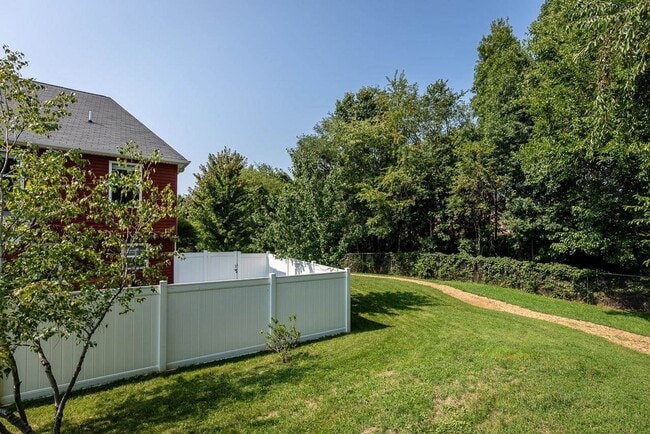 Building Photo - Updated 3 Bedroom 2.5Bath Townhouse in Harrisonburg