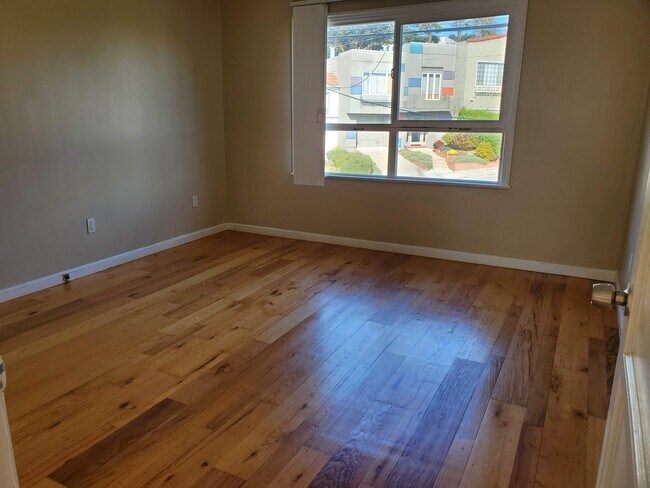 Upstairs 2nd Bedroom with Walk-in closet - 163 Melrose Ave