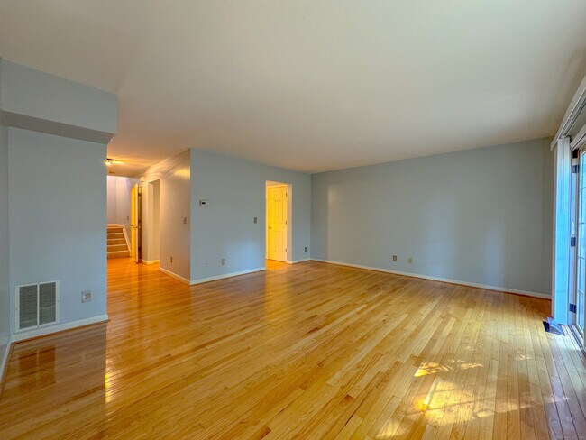 Building Photo - 19 Hawthorne Dr