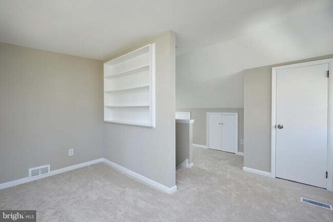 Building Photo - 221 Dale Dr