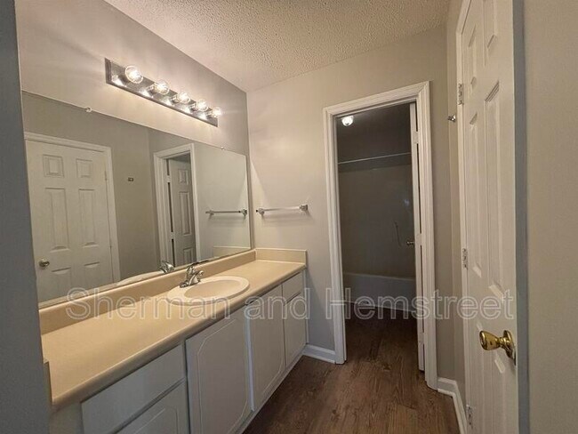 Building Photo - 402 Commons Dr