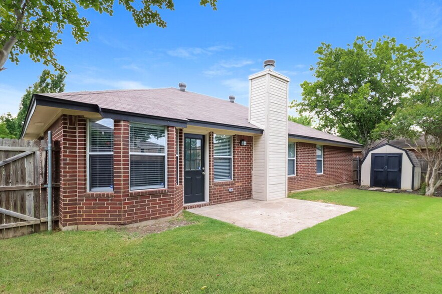 Building Photo - 504 NE Park Meadow Ln