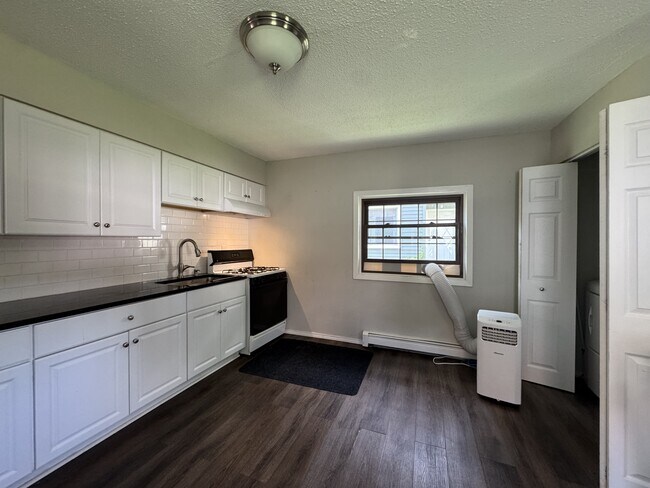 Building Photo - 935 Tuscarora Ave W