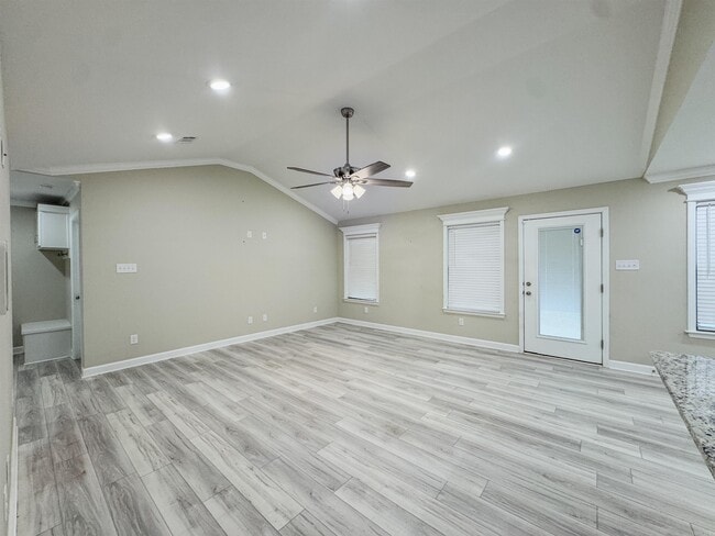 Building Photo - 51 10 Point Ln