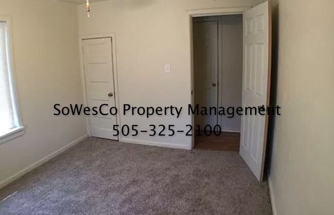 Building Photo - Cute 3 Bedroom Home with beautiful Kitchen