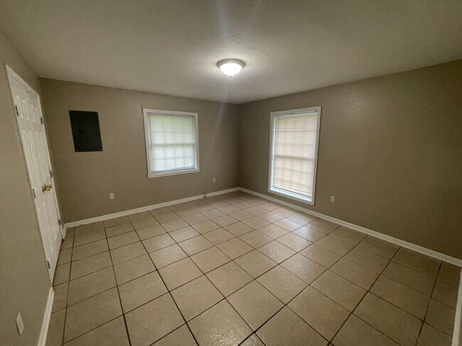 Building Photo - 3 BEDROOM READY TO MOVE-IN