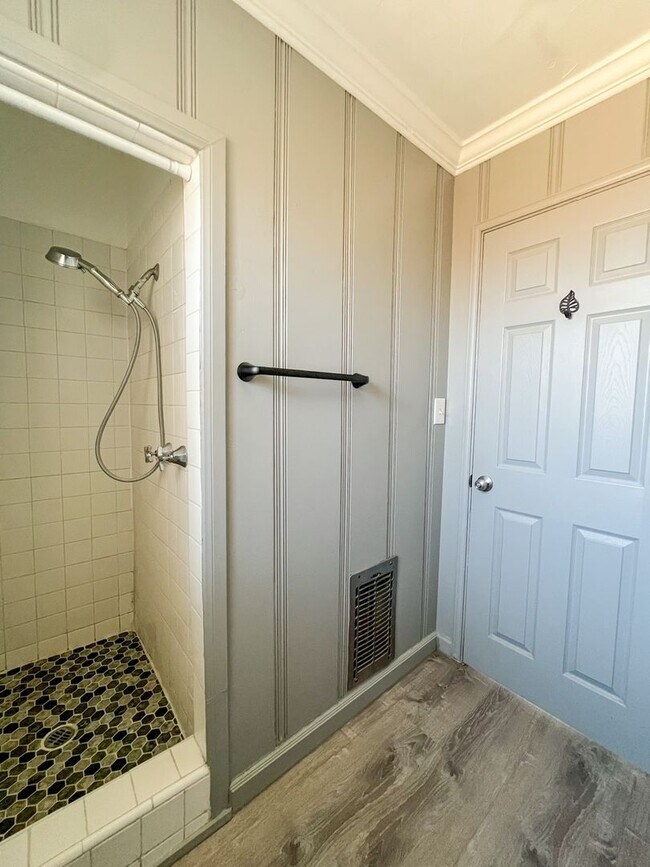 Building Photo - One of The Best One Bedroom Apartment in Town