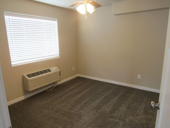 Building Photo - Nearly New 2bd/1ba Apartment w/washer/dryer included!