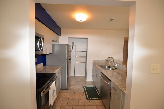 Building Photo - First Floor Condo in Norfolk