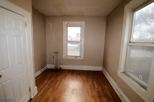 Building Photo - 413 Lyons Ave