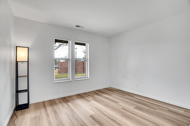 Building Photo - $2,145.95 with $300 Off the first month's rent, 2 Beds - 1 Bath, Townhouse in Greenwood Village w...