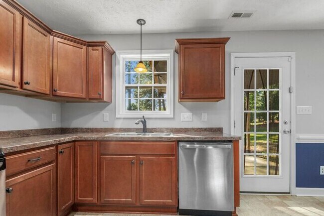 Building Photo - 4 Bedroom 2.5 Bath Home