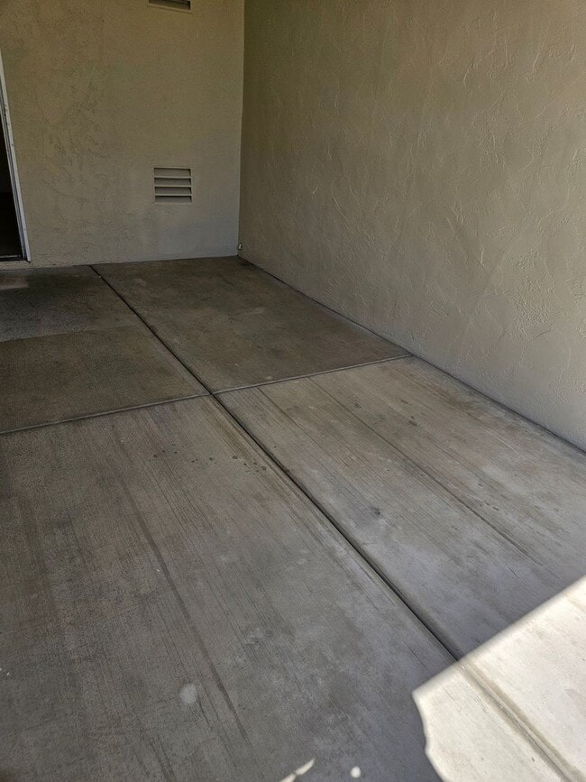 Building Photo - Large 3 Bedroom 2 Bath House