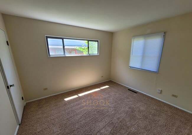 Building Photo - AVAILABLE JUNE 2026 - 2 BR + DEN WITH LARGE YARD