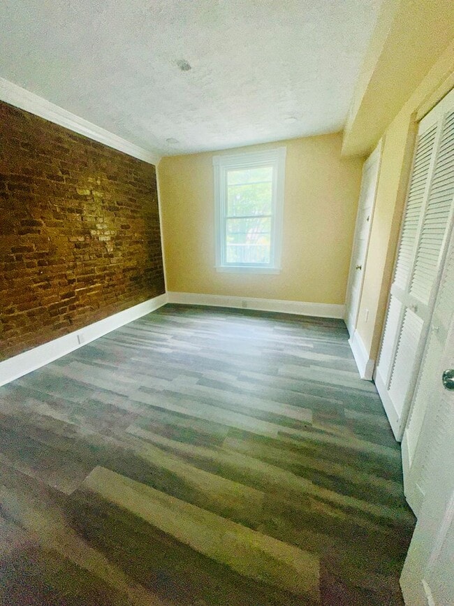 Building Photo - 6 N Dooley Ave