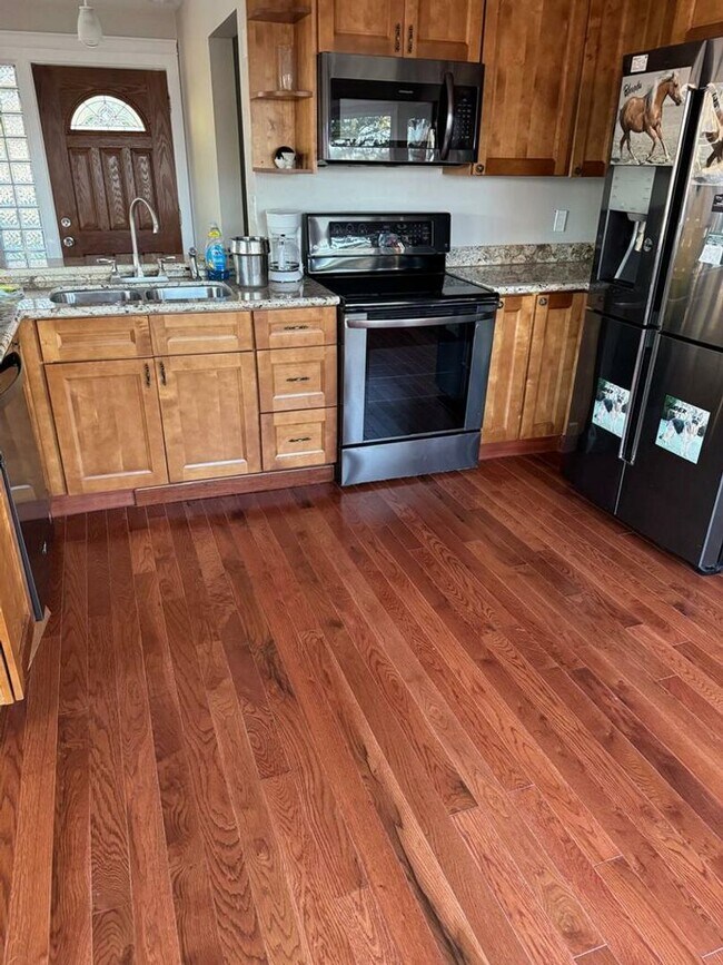 Building Photo - Move in ready rental in downtown Rainier with Columbia River views!