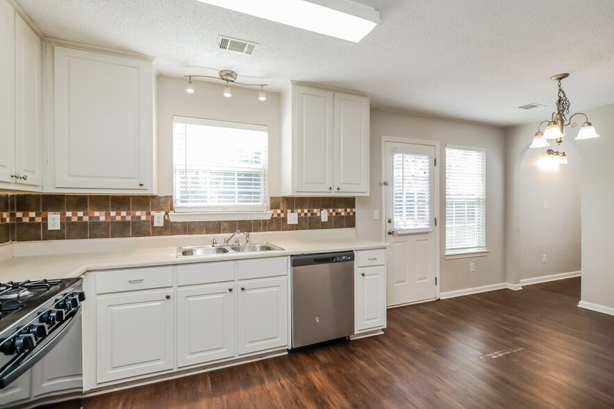 Building Photo - 504 Wyntuck Dr