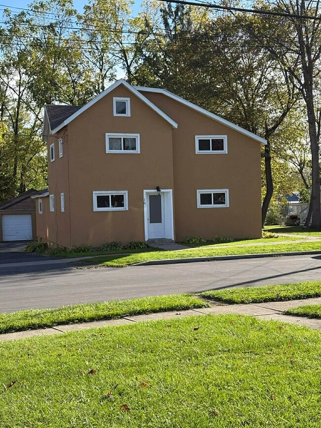 Building Photo - 10 Frazee St