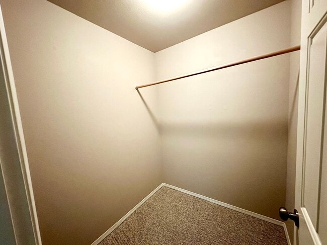 Building Photo - Introducing the Perfect Townhouse Steps Away from Central WA University!