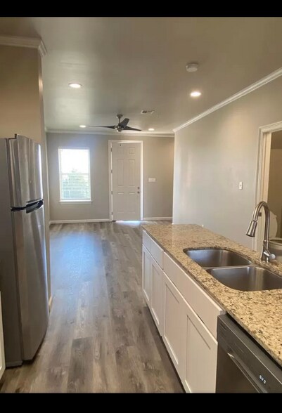 Building Photo - 305 W Second St