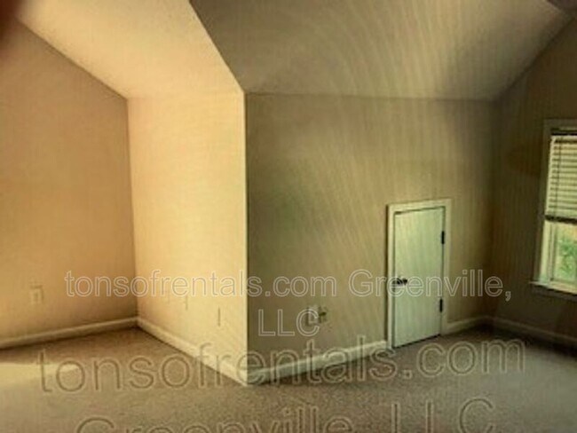Building Photo - 5 Lake Valley Ct