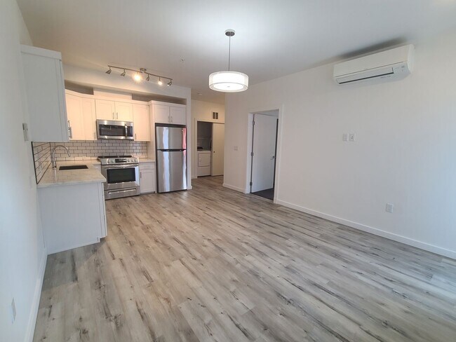 Building Photo - 1 BD with a Den/1 bath  Ground Floor Washe...