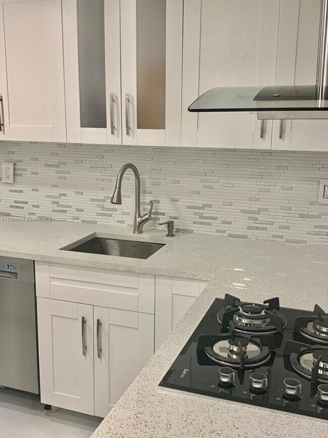 Building Photo - 2539 S Bayshore Dr