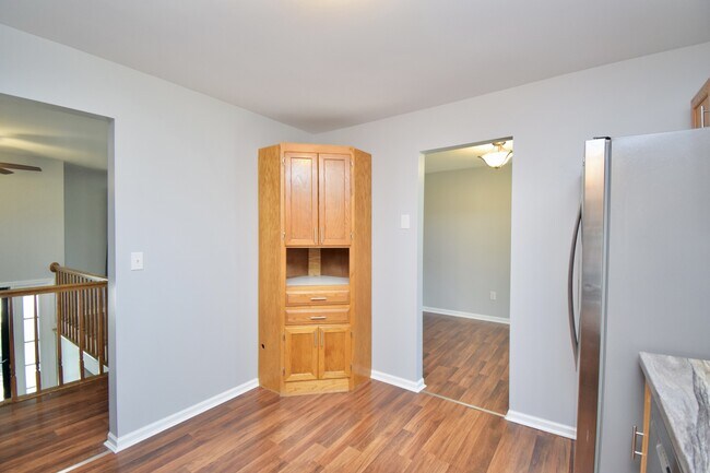 Building Photo - 647 Regent Rd