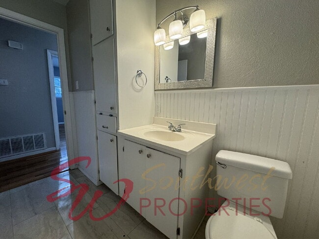 Building Photo - 3 bedroom  1 1/2 baths featuring large bedrooms and fenced yard!