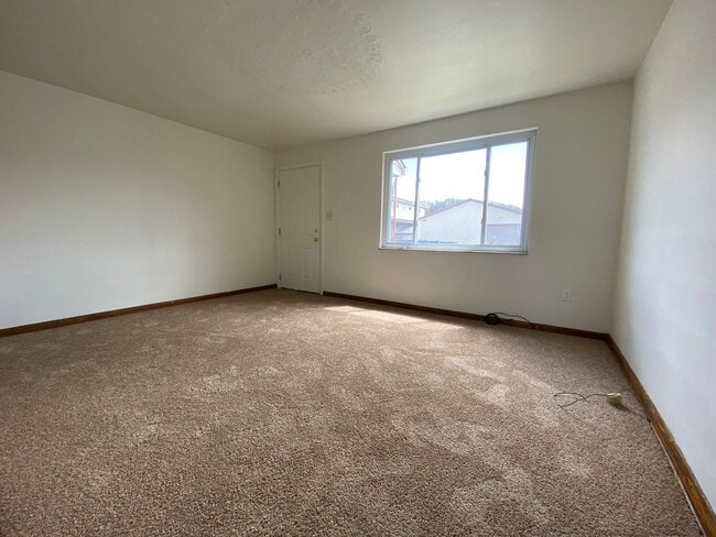 Building Photo - Cozy Two Bedroom Townhome with Central AC ...